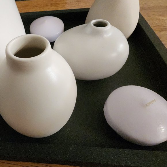 A pair of white ceramic bud vases - Picture 5 of 8